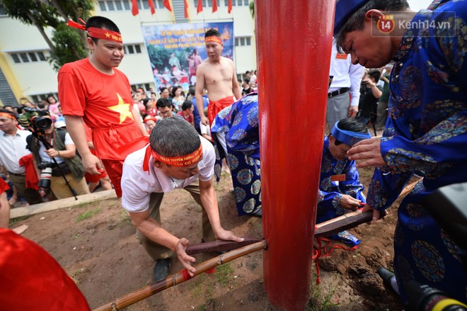 Sôi động thanh niên cởi trần tham gia trò chơi kéo co ngồi trong lễ hội đền Trấn Vũ - Ảnh 5.