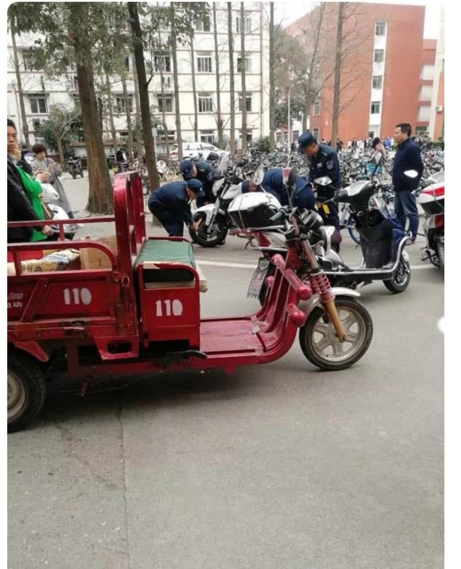 Đua nhau đi xe ph&acirc;n khối lớn đến trường lấy le với bạn g&aacute;i, h&agrave;ng loạt nam sinh bị trường kho&aacute; xe kh&ocirc;ng cho lấy về - Ảnh 1.