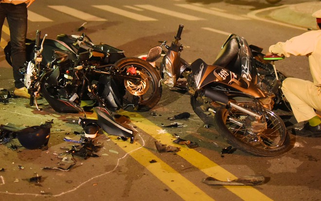 Đà Lạt: Hai xe máy vỡ nát sau cú đấu đầu với tốc độ cao, một người đàn ông tử vong - Ảnh 2.
