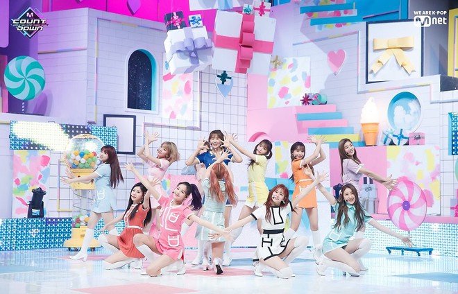 Thêm một kỉ lục bị IZ*ONE hạ bệ, liệu TWICE còn xứng danh nữ hoàng bán đĩa của thế hệ 3? - Ảnh 2.