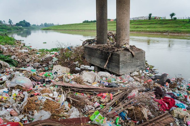 Chuyện đau đầu của Thử thách dọn rác: Bục mặt 4 tiếng dọn sạch chân cầu Xuân Lai, đến chiều người dân lại... vứt rác - Ảnh 4.