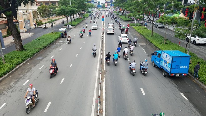 Triệu tập nam thanh niên dùng vật sắc nhọn đâm 10 người phải vào viện điều trị phơi nhiễm HIV ở Sài Gòn - Ảnh 1.