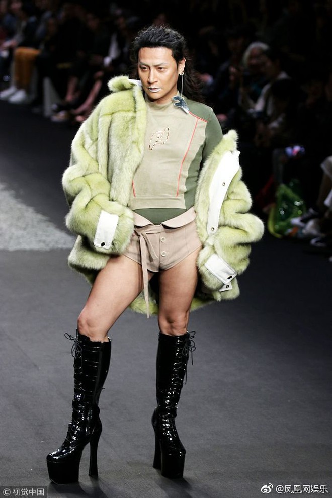 Li&ecirc;n tục mặc trang phục qu&aacute;i đản, Nhĩ Th&aacute;i Trần Ch&iacute; Bằng đang bị trầm cảm, mắc bệnh t&acirc;m thần? - Ảnh 1.