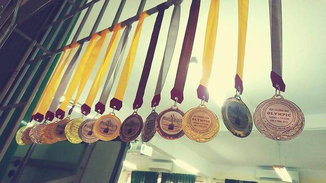 Lớp nh&agrave; người ta với chiếc r&egrave;m huy chương đỉnh cao: 12 học sinh đi thi - 12 người đạt giải Olympic! - Ảnh 2.