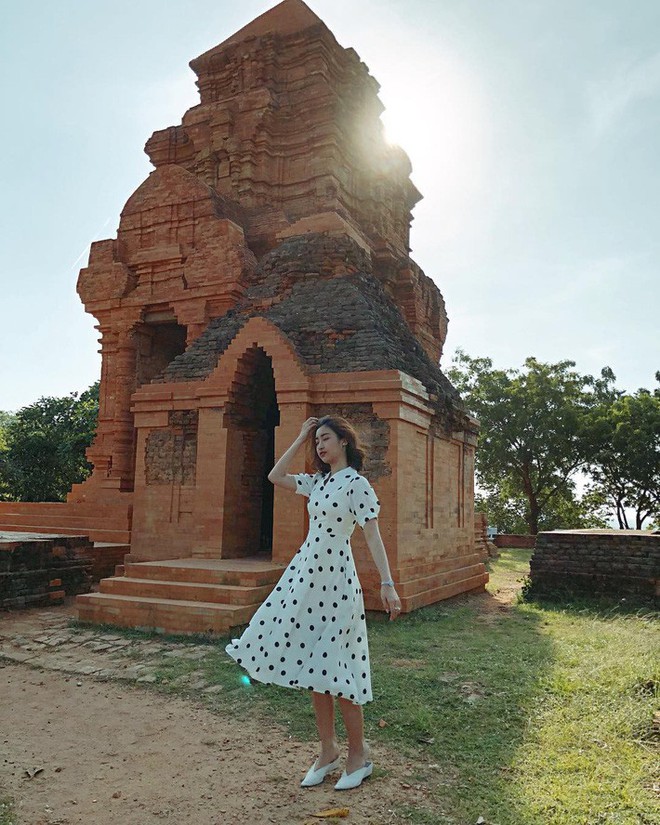 Tiện một c&ocirc;ng tung tăng diện v&aacute;y xinh, loạt sao Việt gi&aacute;n tiếp gợi &yacute; cho c&aacute;c chị em những mẫu v&aacute;y liền đ&aacute;ng sắm nhất trong h&egrave; n&agrave;y - Ảnh 6.