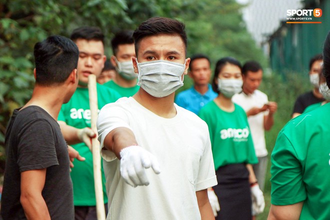 Sau giờ tập bóng, Quang Hải xắn tay tham gia thử thách dọn rác và cái kết mãn nguyện - Ảnh 10.