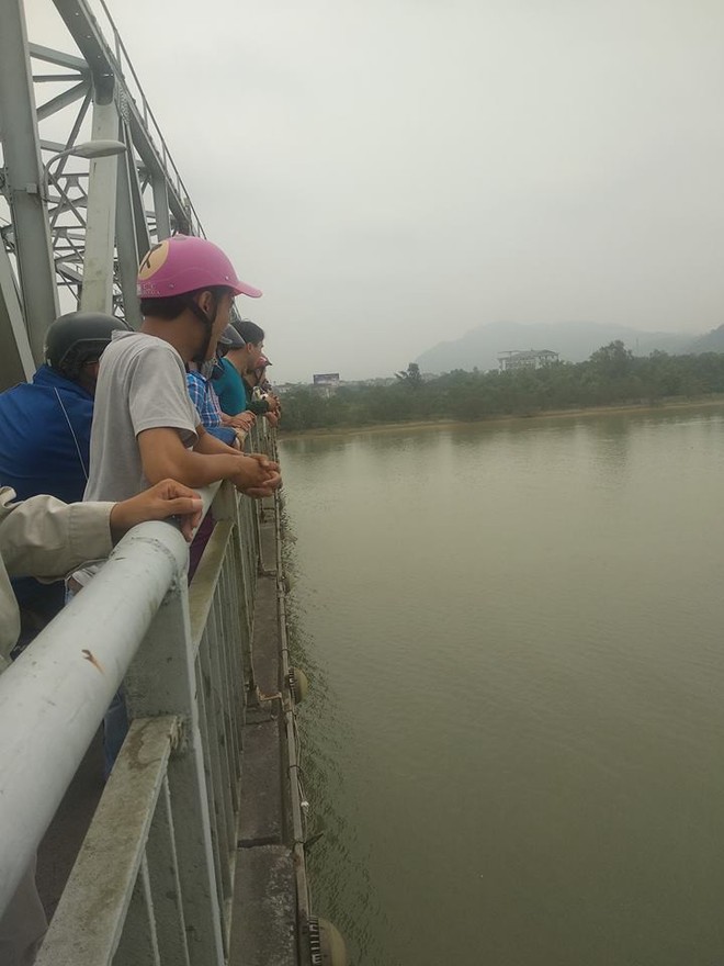 Nghệ An: Nữ kế toán bất ngờ gieo mình xuống sông Lam tự tử - Ảnh 1.