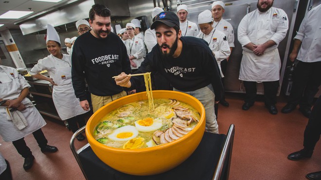 Cận cảnh tô mì ramen 22kg phải ăn kèm với... trứng đà điểu mới vừa - Ảnh 1.