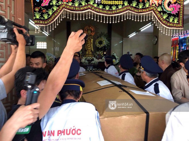 Nghệ sĩ Minh Nh&iacute; v&agrave; gia đ&igrave;nh kh&oacute;c ngất khi linh cữu Anh Vũ được đưa về tới ch&ugrave;a - Ảnh 5.