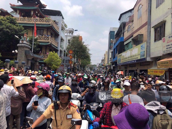 Nghệ sĩ Minh Nh&iacute; v&agrave; gia đ&igrave;nh kh&oacute;c ngất khi linh cữu Anh Vũ được đưa về tới ch&ugrave;a - Ảnh 8.