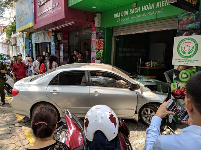 Th&ecirc;m một người phụ nữ l&aacute;i &ocirc; t&ocirc; đ&acirc;m thẳng cửa h&agrave;ng b&aacute;n hoa quả ở H&agrave; Nội - Ảnh 2.