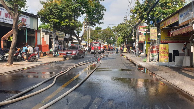 Kho xưởng chứa rau củ quả đổ sập sau đám cháy kinh hoàng ở Sài Gòn - Ảnh 3.