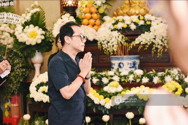 NSƯT Thành Lộc, Phương Thanh và các nghệ sĩ đến viếng diễn viên Anh Vũ trong đêm đầu tang lễ - Ảnh 1.
