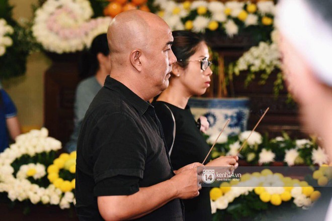 NSƯT Thành Lộc, Phương Thanh và các nghệ sĩ đến viếng diễn viên Anh Vũ trong đêm đầu tang lễ - Ảnh 8.