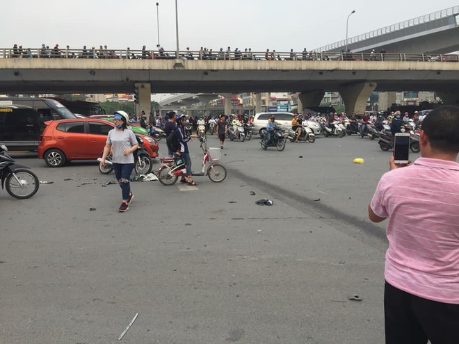 H&agrave; Nội: Nữ t&agrave;i xế Mercedes mất l&aacute;i đ&acirc;m h&agrave;ng loạt xe m&aacute;y khiến 3 nạn nh&acirc;n bị thương, nhiều người hoảng loạn - Ảnh 4.