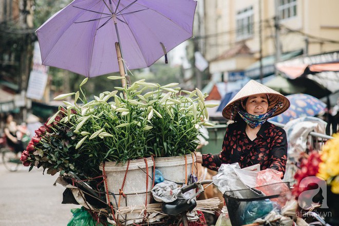 Tháng 4 về, Hà Nội lại dịu dàng những gánh loa kèn trắng tinh khôi, thơm nồng nàn khắp các góc phố - Ảnh 6.