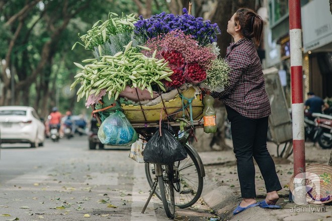 Tháng 4 về, Hà Nội lại dịu dàng những gánh loa kèn trắng tinh khôi, thơm nồng nàn khắp các góc phố - Ảnh 7.