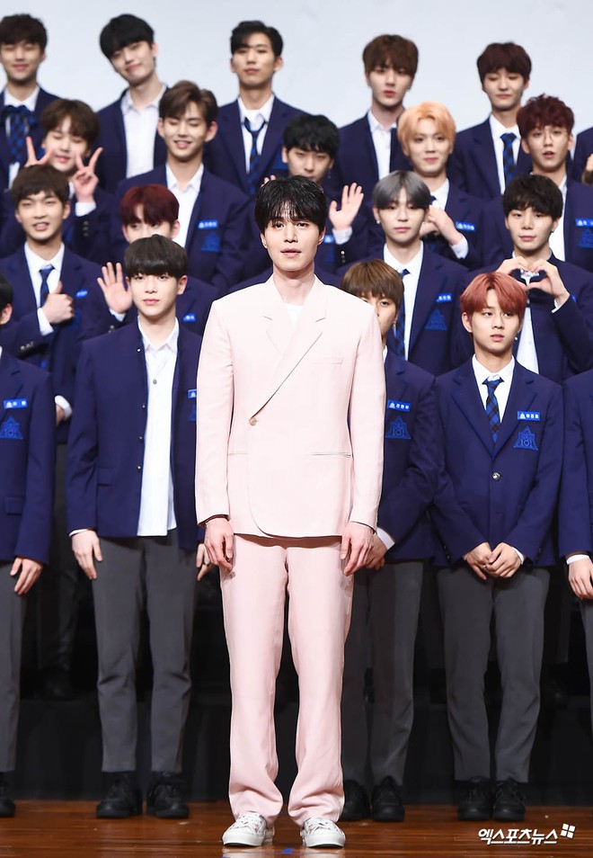 Có ai như Lee Dong Wook: Đi làm host mà chiếm trọn spotlight, biến dàn mỹ nam Produce X 101 thành bạch tuộc - Ảnh 5.