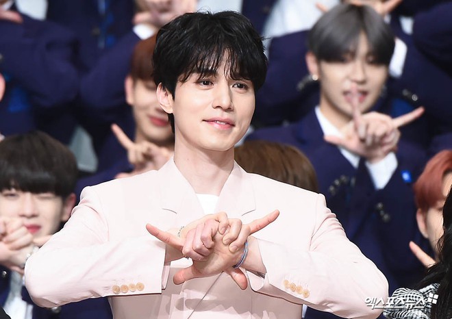 Có ai như Lee Dong Wook: Đi làm host mà chiếm trọn spotlight, biến dàn mỹ nam Produce X 101 thành bạch tuộc - Ảnh 10.