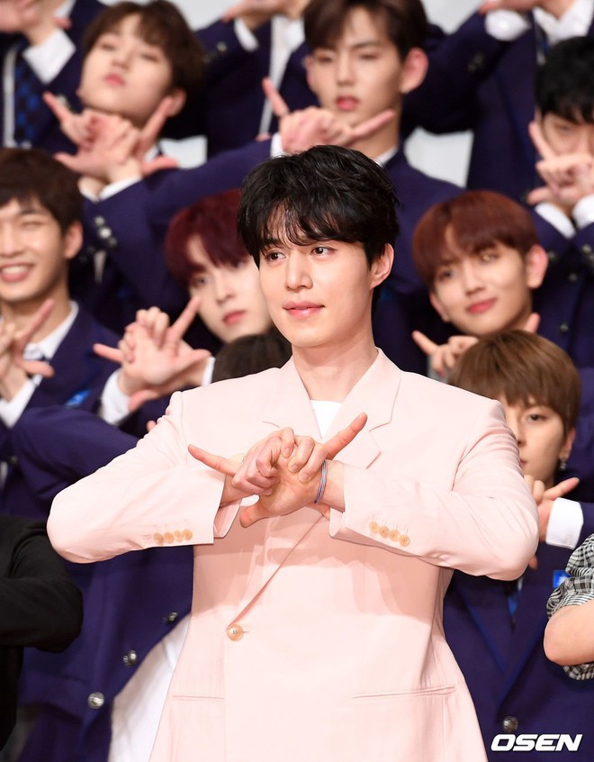 Có ai như Lee Dong Wook: Đi làm host mà chiếm trọn spotlight, biến dàn mỹ nam Produce X 101 thành bạch tuộc - Ảnh 9.