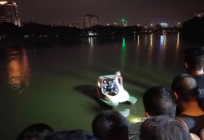 Hàng trăm người đứng xem đội cứu hộ trục vớt ô tô Kia Morning lao xuống hồ Linh Đàm - Ảnh 4.