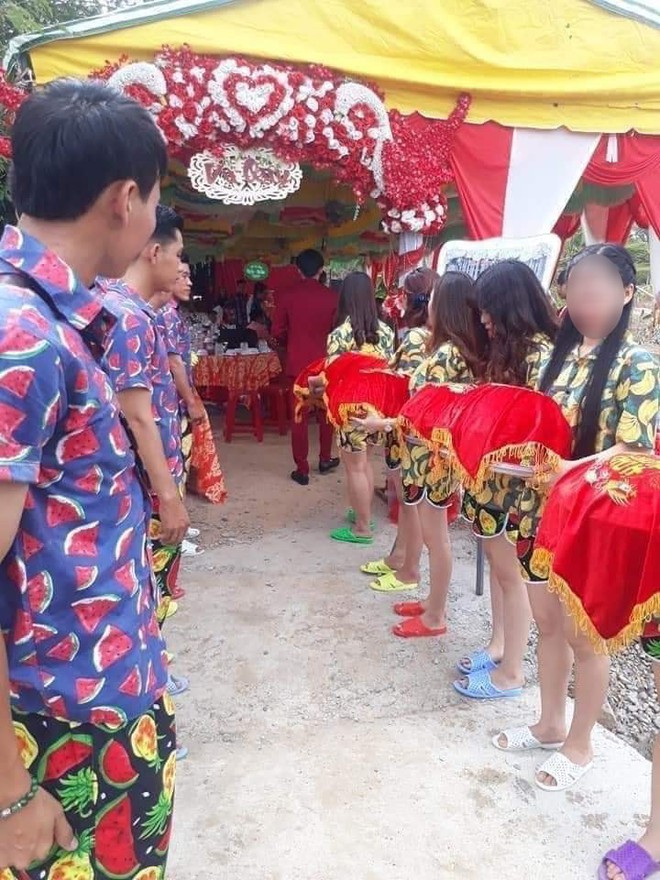 Xôn xao hình ảnh đám cưới mà tưởng party bãi biển vì dàn bê tráp lên đồ dép lào với quần áo trái cây - Ảnh 1.