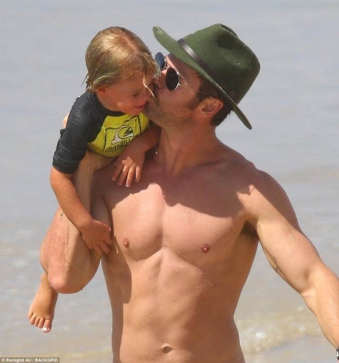 Có một ông bố Chris Hemsworth bạo dạn đến thế: Bế con trai mà không khác gì đang cầm búa đánh Thanos - Ảnh 7.