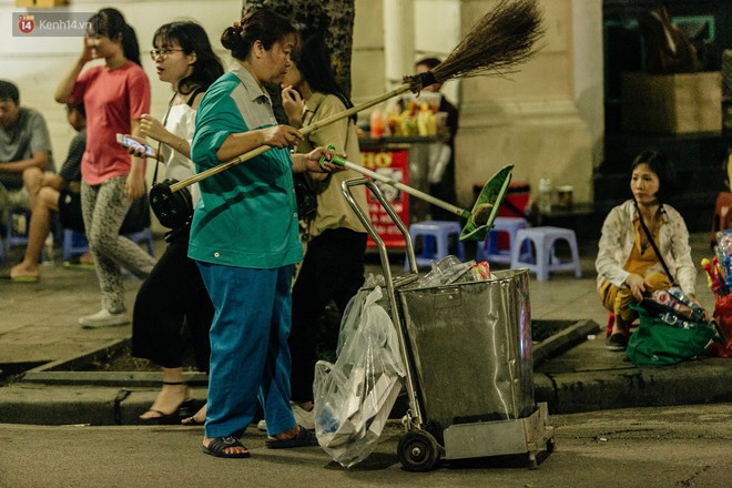 Phố đi bộ Hồ Gươm đặt biển cảnh báo và camera ghi hình, phạt 7 triệu đồng hành vi xả rác: Người dân hoàn toàn ủng hộ - Ảnh 10.