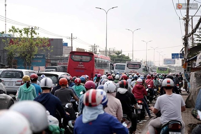 Hết 5 ngày nghỉ lễ, người dân cả nước tấp nập trở lại thành phố chuẩn bị cho những ngày làm việc tiếp theo - Ảnh 16.