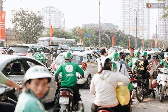 Hết 5 ngày nghỉ lễ, người dân cả nước tấp nập trở lại thành phố chuẩn bị cho những ngày làm việc tiếp theo - Ảnh 5.