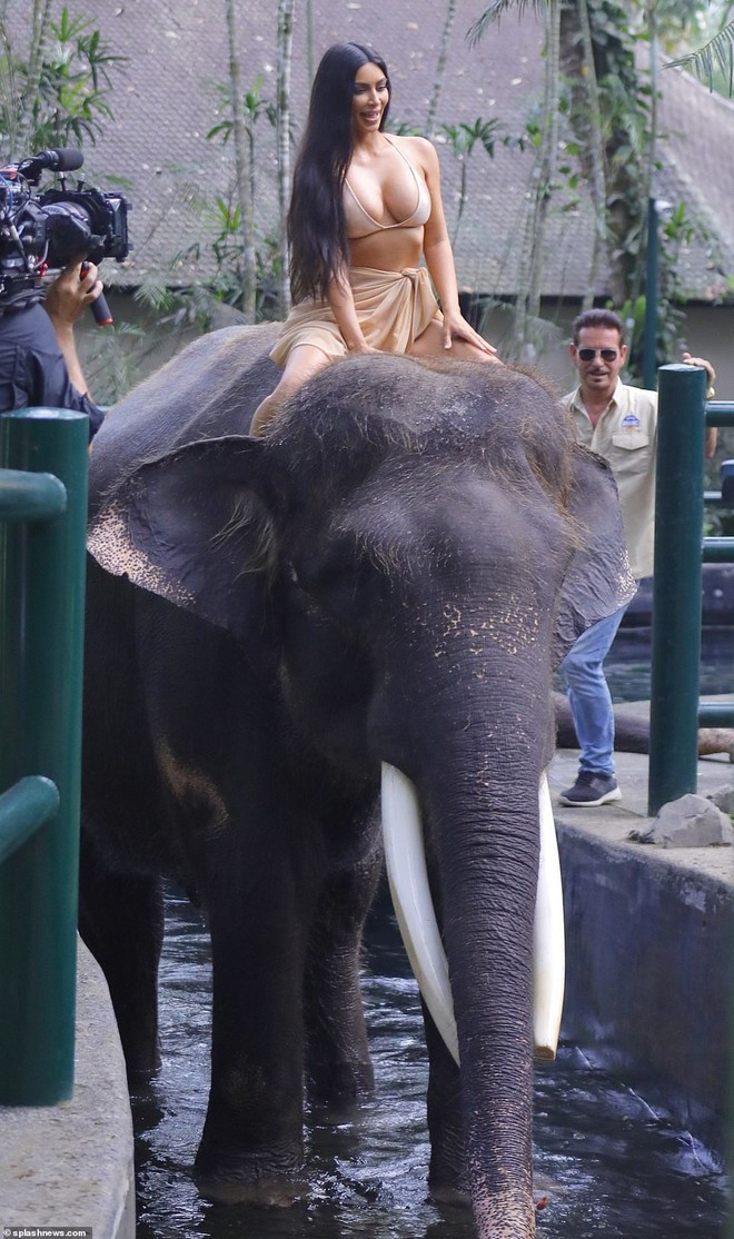 Có cô Kim ở Bản Đôn, đi xem voi cũng không quên khoe vòng 1 ngồn ngộn đốt mắt - Ảnh 3.