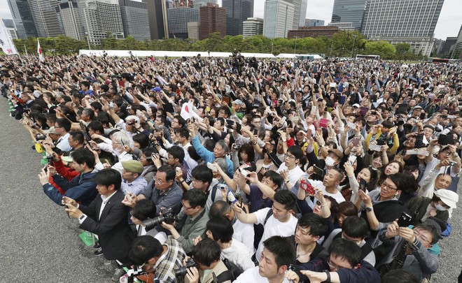 Ảnh: Thủ đô Tokyo náo nhiệt, trang nghiêm và đẹp như tranh vẽ trong ngày đầu tiên dưới thời Lệnh Hòa - Ảnh 6.