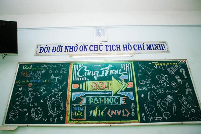 Những chiếc bảng gây thương nhớ mùa chia tay, vừa nhìn đã biết ngay học ban gì, chuyên môn nào - Ảnh 6.