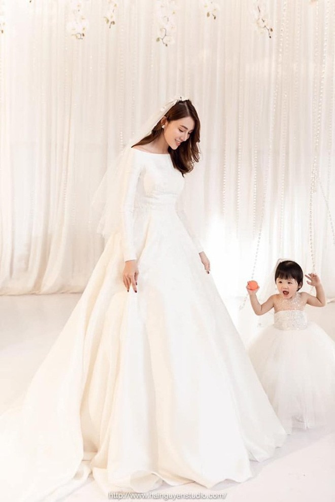 Ngắm bộ váy cưới Lọ Lem trị giá 400 triệu của Lê Hà, dân tình cũng mê chiếc váy trắng của “công chúa tí hon” không kém - Ảnh 5.