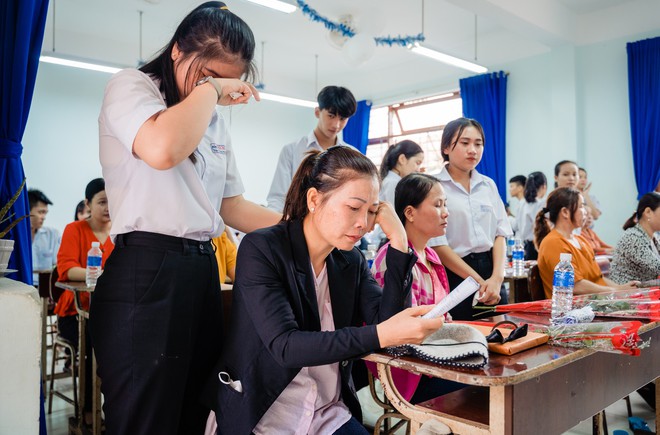 Bí mật gọi cha mẹ lên tặng quà, lớp học này cho ra đời bộ kỷ yếu đầy xúc động, phụ huynh lẫn học sinh ai cũng khóc lóc nghẹn ngào - Ảnh 6.