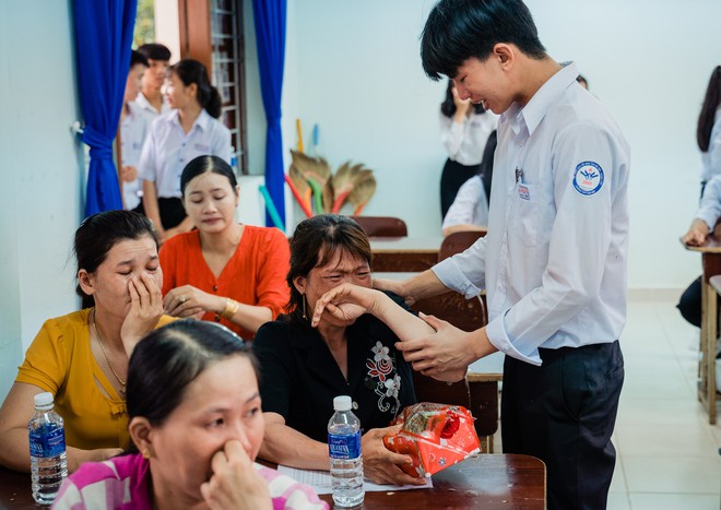 Bí mật gọi cha mẹ lên tặng quà, lớp học này cho ra đời bộ kỷ yếu đầy xúc động, phụ huynh lẫn học sinh ai cũng khóc lóc nghẹn ngào - Ảnh 8.