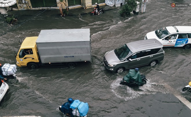 Mùa nóng chưa qua mùa ngập đã tới: Người Sài Gòn lại bì bõm lội nước về nhà sau cơn mưa lớn - Ảnh 18.