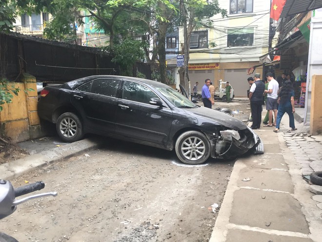 Hà Nội: Nữ tài xế lùi ô tô Camry tông trúng chiếc xe máy, một phụ nữ tử vong thương tâm - Ảnh 1.