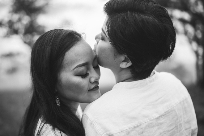 Anh và Hương - Bộ ảnh kỷ niệm một năm ngày cưới của cặp đôi LGBT giữa Đà Lạt mộng mơ khiến nhiều người xuýt xoa - Ảnh 8.