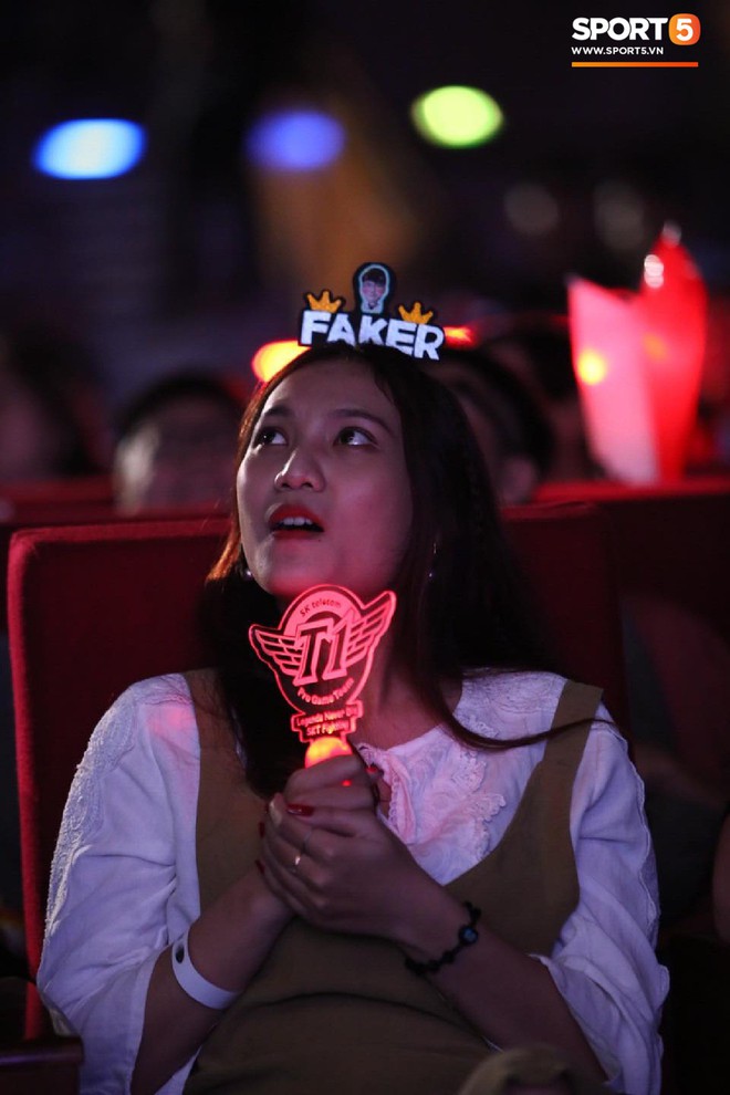 Fangirl xinh đẹp thắp lửa ngày thi đấu đầu tiên của MSI 2019 - Ảnh 7.