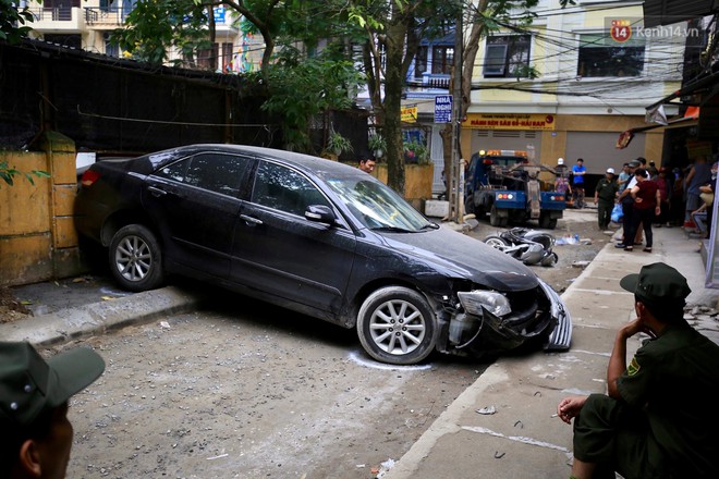 Công an tiết lộ nguyên nhân xe Camry lùi, tông tử vong người phụ nữ đi xe máy ở Hà Nội - Ảnh 1.