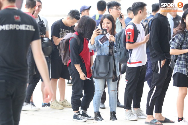 Fangirl xinh đẹp thắp lửa ngày thi đấu đầu tiên của MSI 2019 - Ảnh 1.