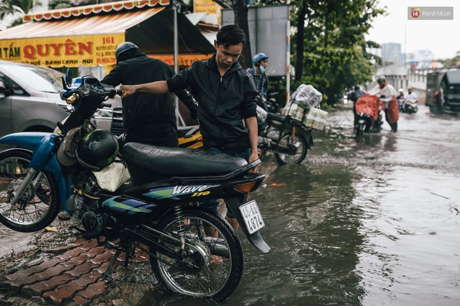 Mùa nóng chưa qua mùa ngập đã tới: Người Sài Gòn lại bì bõm lội nước về nhà sau cơn mưa lớn - Ảnh 12.