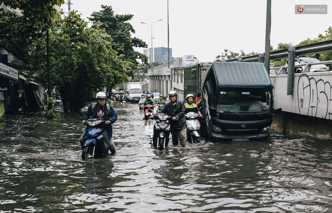 Mùa nóng chưa qua mùa ngập đã tới: Người Sài Gòn lại bì bõm lội nước về nhà sau cơn mưa lớn - Ảnh 5.