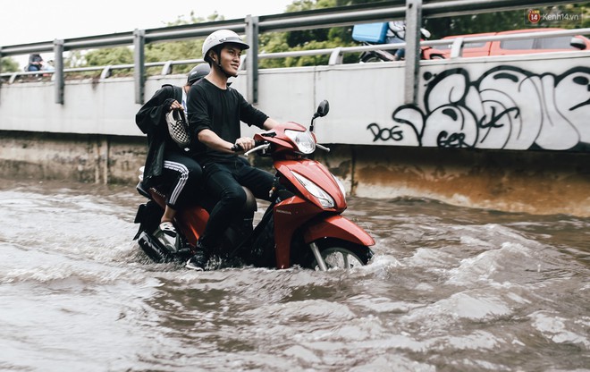 Mùa nóng chưa qua mùa ngập đã tới: Người Sài Gòn lại bì bõm lội nước về nhà sau cơn mưa lớn - Ảnh 8.