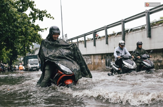 Mùa nóng chưa qua mùa ngập đã tới: Người Sài Gòn lại bì bõm lội nước về nhà sau cơn mưa lớn - Ảnh 11.