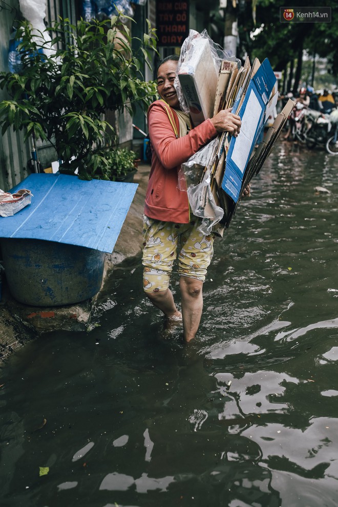 Mùa nóng chưa qua mùa ngập đã tới: Người Sài Gòn lại bì bõm lội nước về nhà sau cơn mưa lớn - Ảnh 16.