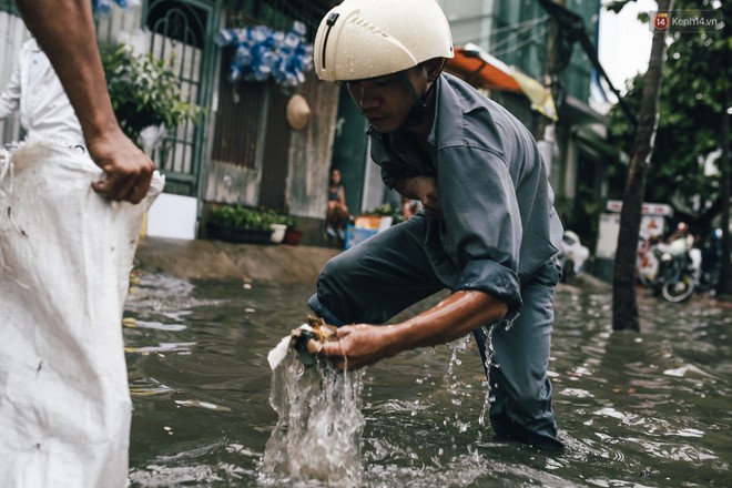 Mùa nóng chưa qua mùa ngập đã tới: Người Sài Gòn lại bì bõm lội nước về nhà sau cơn mưa lớn - Ảnh 15.