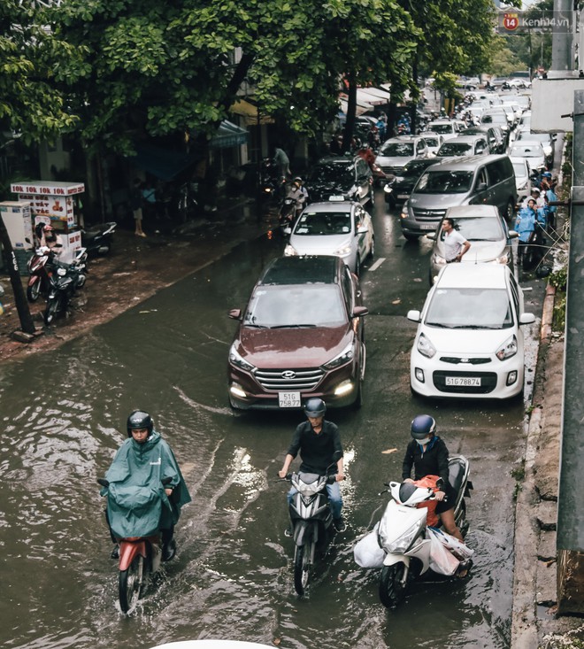 Mùa nóng chưa qua mùa ngập đã tới: Người Sài Gòn lại bì bõm lội nước về nhà sau cơn mưa lớn - Ảnh 3.