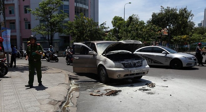 Ô tô 7 chỗ đang chạy đột nhiên bốc cháy, tài xế đẩy cửa thoát thân - Ảnh 1.